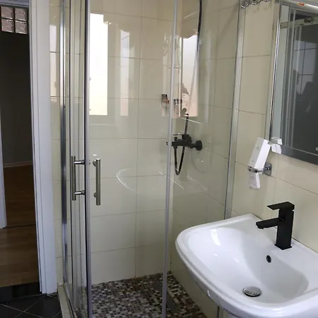 Doanesia بيت ضيافة Mezez